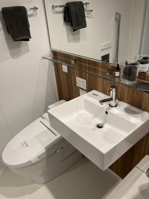 LOOP-M - Interior - ["Tap", "Mirror", "Plumbing fixture"]