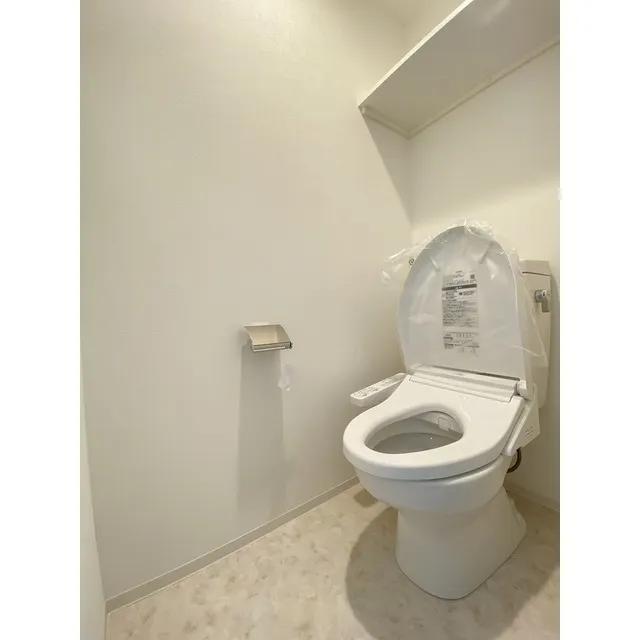 LIBR GRANT Haneda - Interior - ["Toilet seat", "Toilet", "Plumbing fixture"]