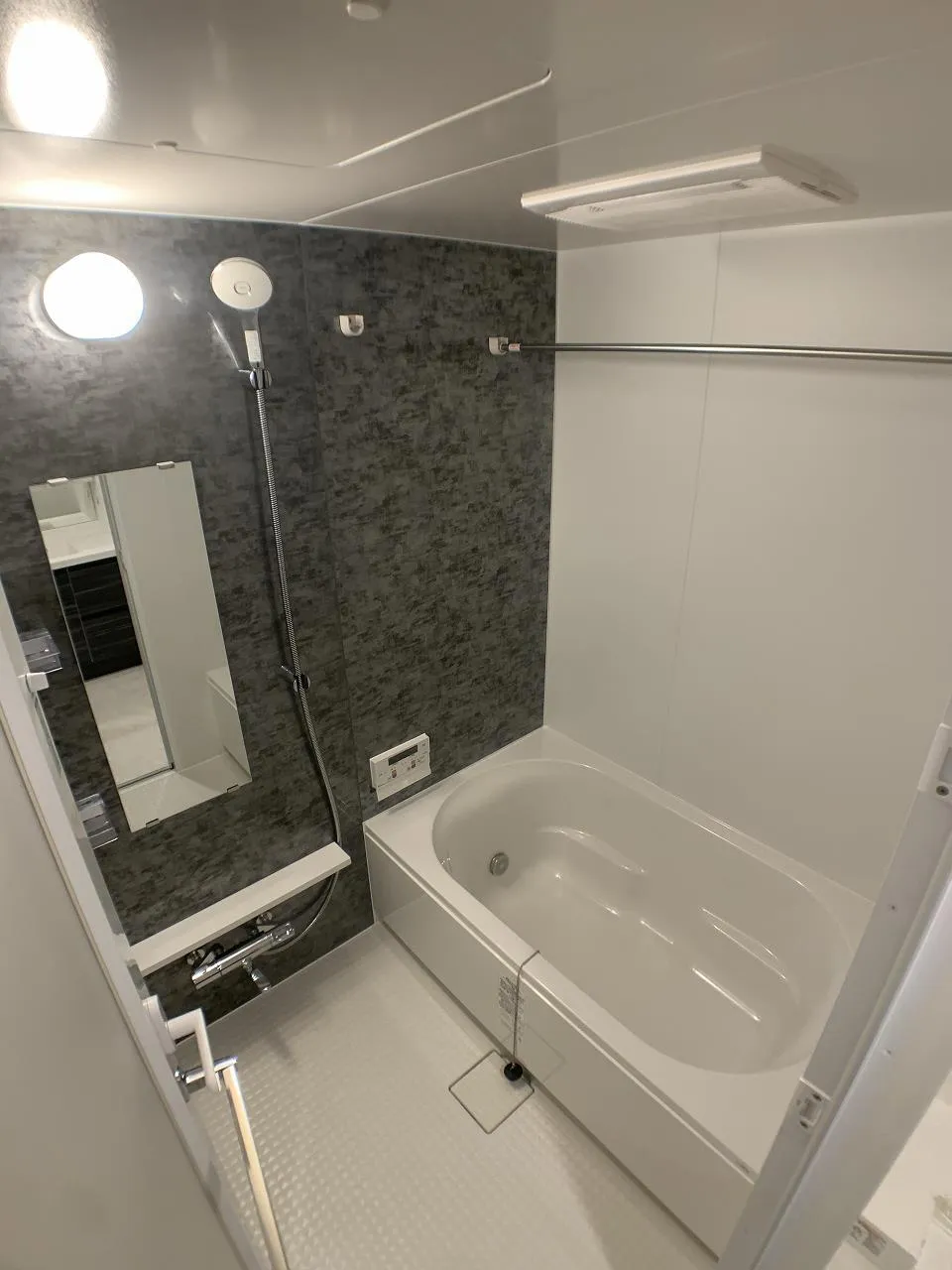 Gran Casa Ryogoku Verde - Interior - ["Plumbing fixture", "Bathtub", "Mirror"]