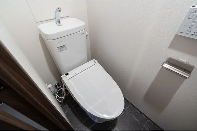 Well Square Shinjuku Toyama - Interior - ["Toilet seat", "Plumbing fixture", "Toilet"]