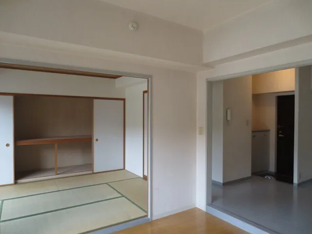 Grace Omori - Interior - Inside view 4 same type, separate room image