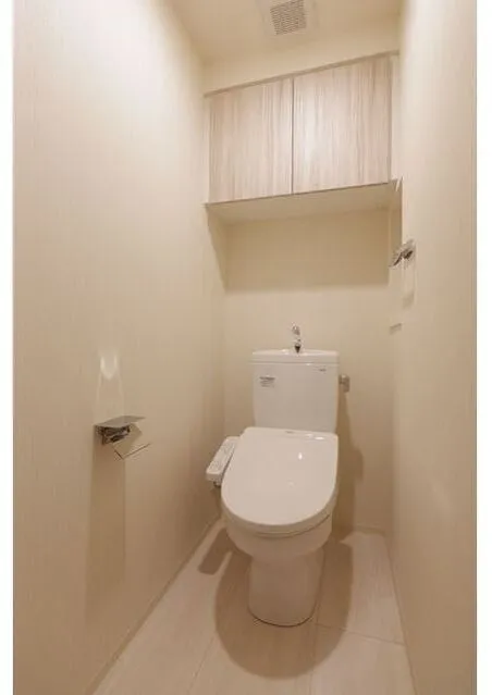 Stylio Kamata II - Interior - ["Toilet seat", "Plumbing fixture", "Flooring"]