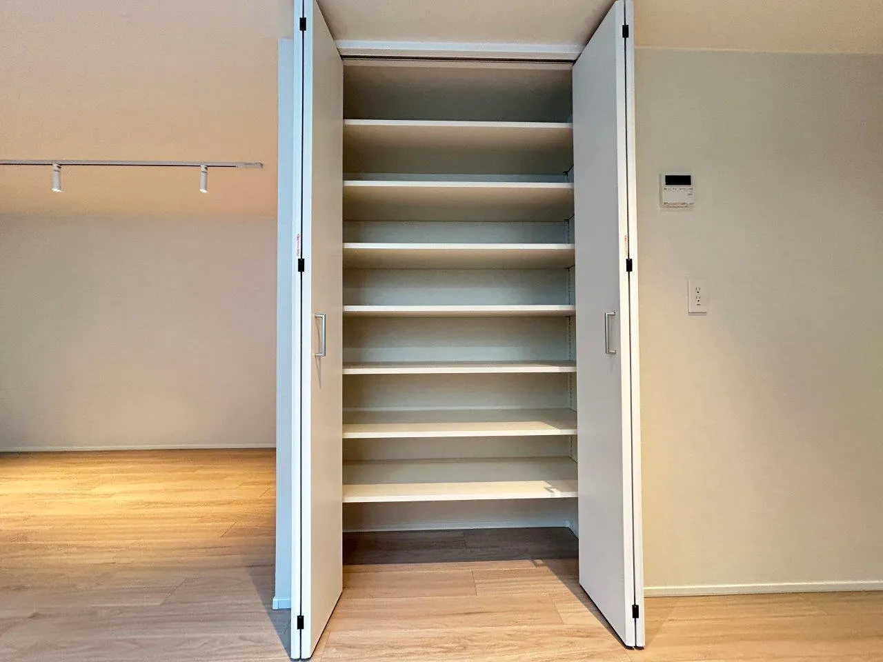 LiveFlat Higashi Koenji II - Interior - ["Wood", "Flooring", "Door"]