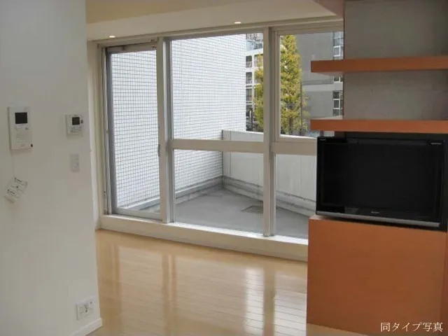 Comforia Shirokane-Takanawa - Interior - ["Cabinetry", "Property", "Window"]