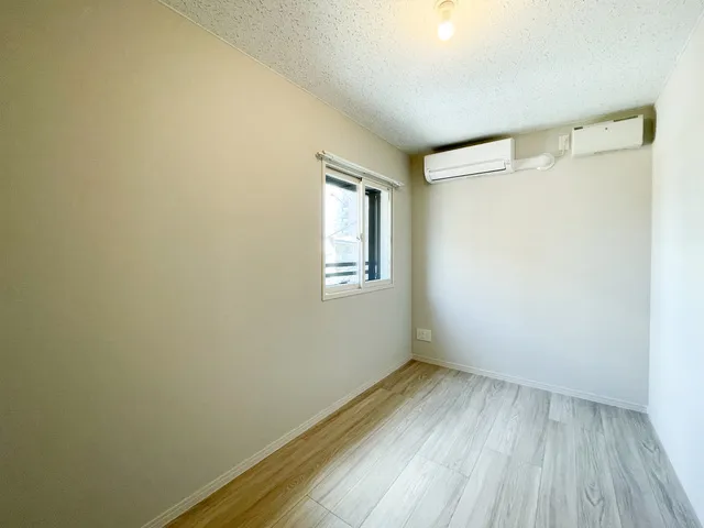 Preasvelta Minowa - Interior - ["Flooring", "Floor", "Ceiling"]