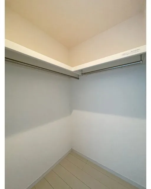 Mihas Kugayama - Interior - ["Wood", "Ceiling", "Grey"]