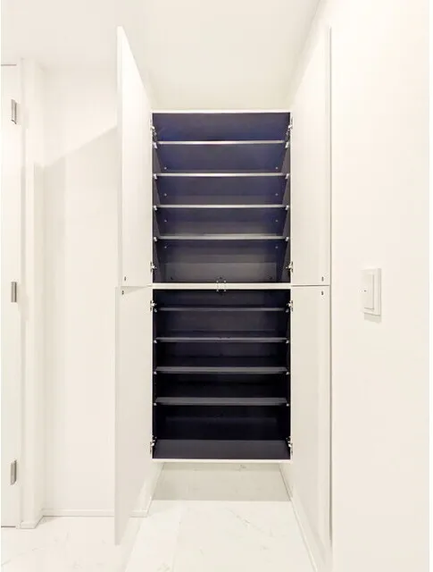 CLK Higashijujo - Interior - ["Wood", "Flooring", "Shelving"]