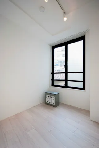 Alero Edogawabashi - Interior - ["Window", "Fixture", "Wood"]