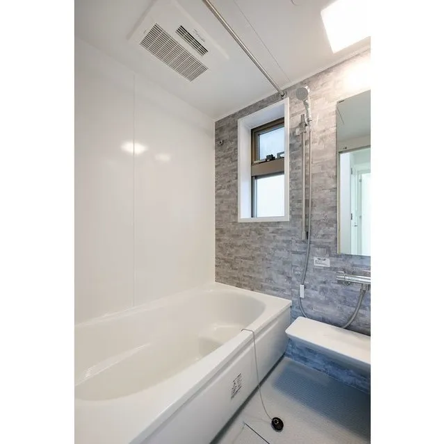 Comforia Nibancho - Interior - ["Bathtub", "Mirror", "Plumbing fixture"]