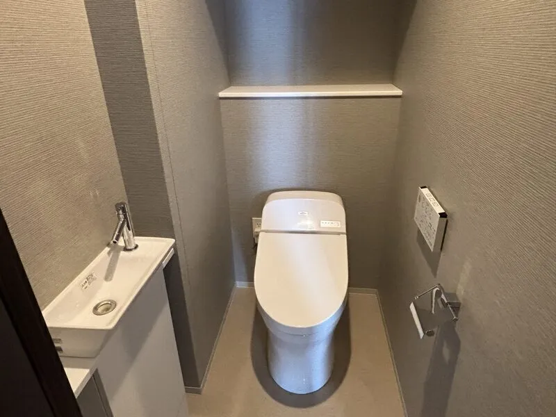 The Fine Tower Umeda Toyosaki - Interior - ["Toilet seat", "Toilet", "Flooring"]