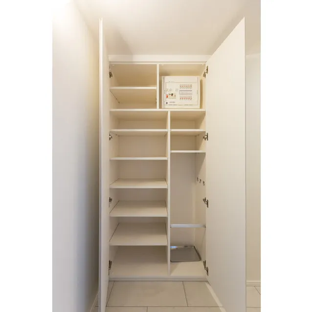 Asur Ryogoku - Interior - ["Shelf", "Building", "Bookcase"]
