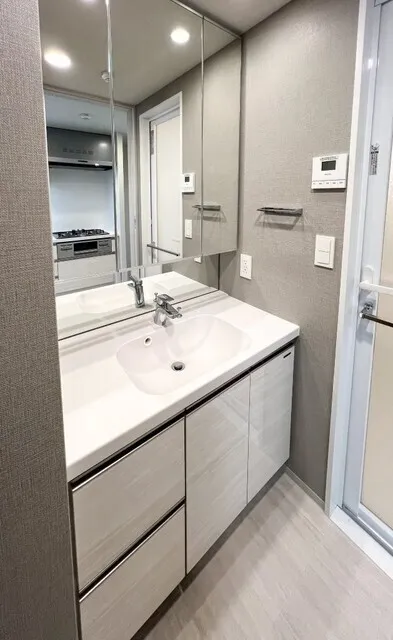 Royal Parks Ariake - Interior - ["Flooring", "Floor", "Bathroom cabinet"]
