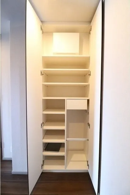 AIFLAT Sakurajosui - Interior - ["Shelf", "Fixture", "Door"]