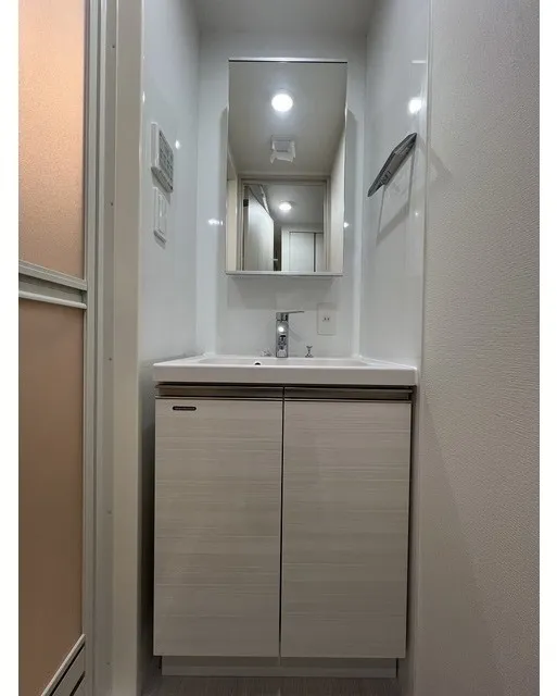 Comforia Liv Meguro Himonya - Interior - ["Mirror", "Sink", "Cabinetry"]