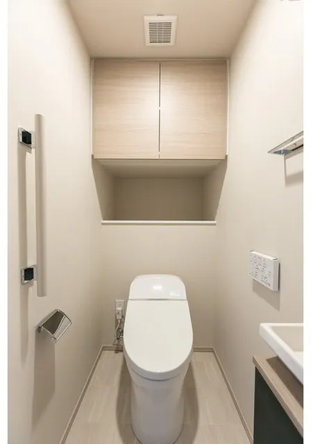 Demes Kiba - Interior - ["Plumbing fixture", "Toilet", "Toilet seat"]
