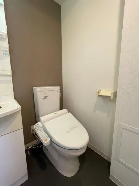 Wendy Ryogoku - Interior - ["Toilet seat", "Toilet", "Plumbing fixture"]