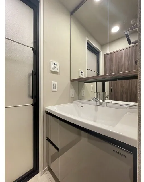 Lefon Progre Hongo 3-Chome - Interior - ["Interior design", "Bathroom cabinet", "Flooring"]