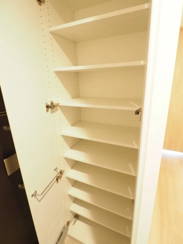 Prince Due Kamiya - Interior - ["Wood", "Shelving", "Shelf"]