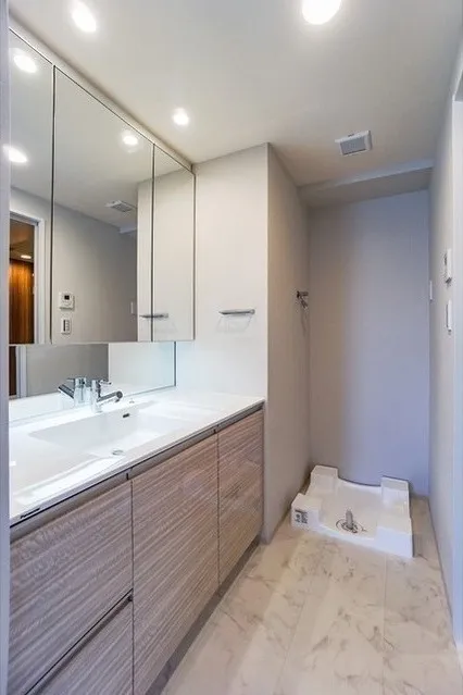 Due Machiya - Interior - ["Mirror", "Bathroom cabinet", "Tap"]