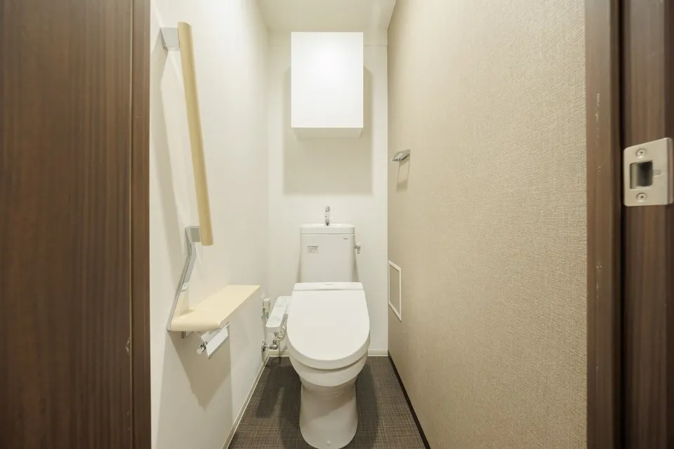 Hmlet Shinjuku Tower - Interior - ["Toilet seat", "Toilet", "Flooring"]
