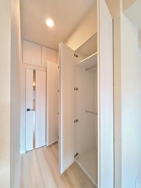 Comforia Higashioi I - Interior - ["Building", "Door", "Fixture"]