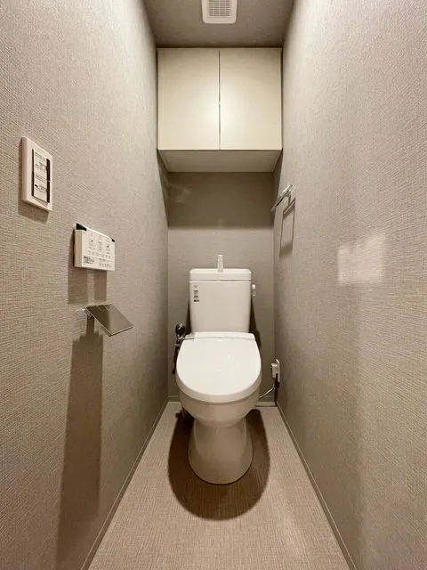 Lefon Prog-Rock Asakusa Iriya - Interior - ["Toilet", "Toilet seat", "Plumbing fixture"]