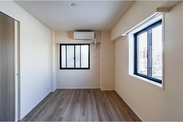 Due Machiya - Interior - ["Window", "Fixture", "Building"]