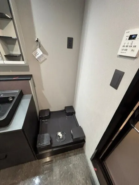 EXAM AKASAKA - Interior - ["Floor", "Silver", "Plumbing fixture"]