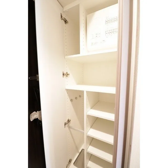 Geoent Asakusa Kaminarimon - Interior - ["Shelf", "Shelving", "Wood"]
