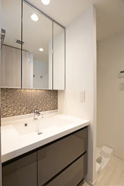 IS Ginza Residence - Interior - ["Mirror", "Sink", "Tap"]