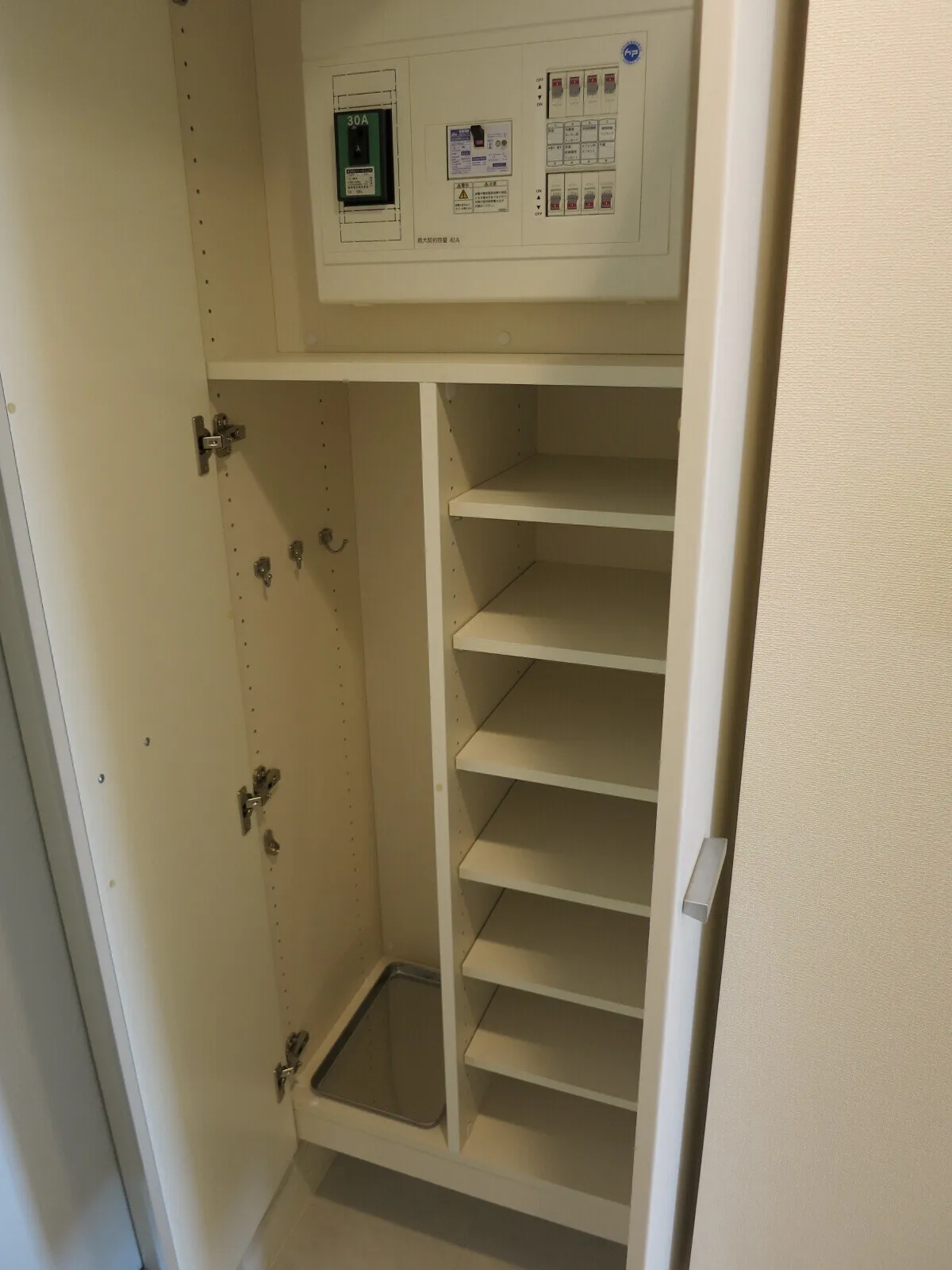 David Monzen-Nakacho - Interior - ["Machine", "Locker", "Household hardware"]