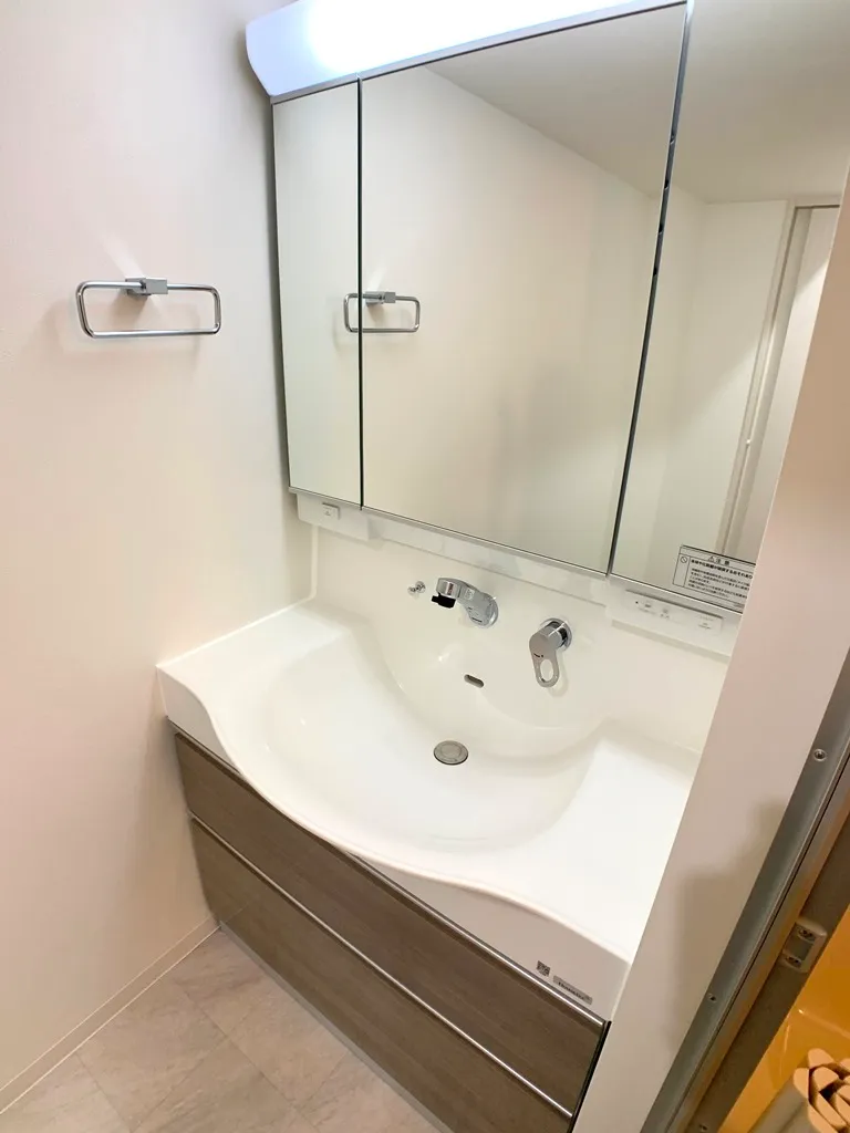 Primal Tsukishima - Interior - ["Mirror", "Tap", "Plumbing fixture"]
