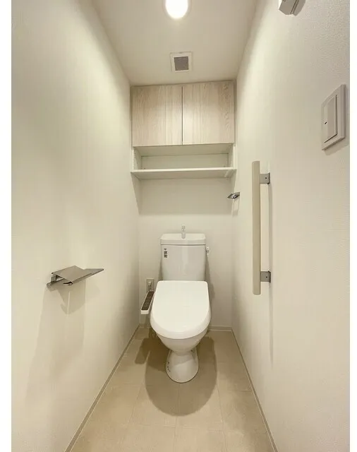 Comforia Liv Hirai MUTIO - Interior - ["Toilet seat", "Toilet", "Flooring"]