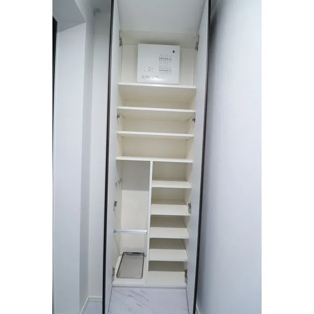 ORME COURT NIPPORI EAST - Interior - ["Rectangle", "Fixture", "Shelving"]