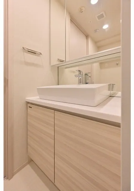 Comfortia Liv Komagome Nishigahara - Interior - ["Bathroom cabinet", "Flooring", "Bathroom Sink"]