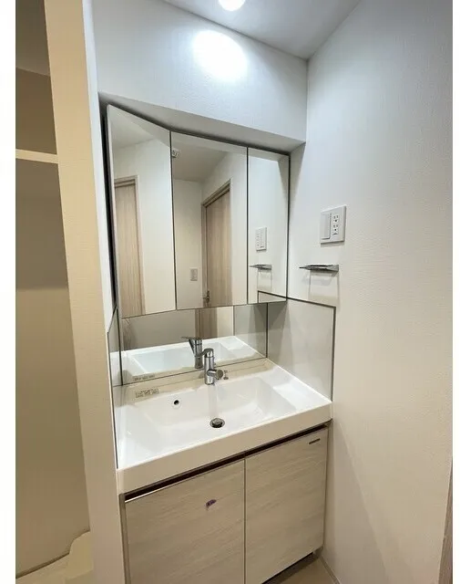Comforia Liv Hirai MUTIO - Interior - ["Bathroom Sink", "Flooring", "Plumbing fixture"]