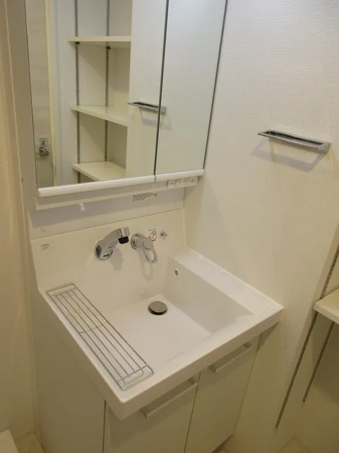 Traditio Monzen Nakacho - Interior - ["Mirror", "Tap", "Plumbing fixture"]