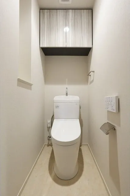 Lien Gotenyama - Interior - ["Plumbing fixture", "Toilet seat", "Toilet"]