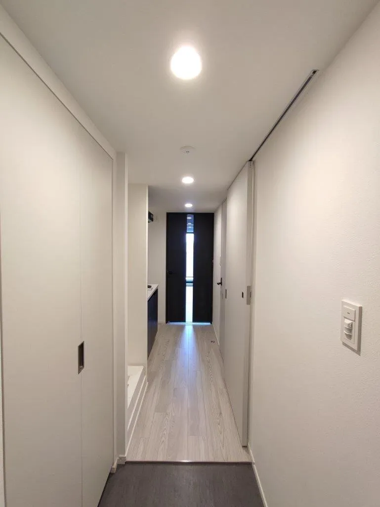 Cross Residence Takadanobaba - Interior - ["Fixture", "Door", "Building"]