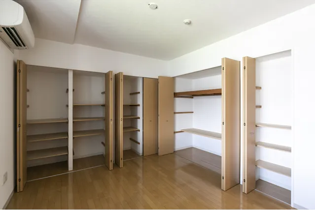 Shinonome Canal Court CODAN Building 18 - Interior - ["Furniture", "Cabinetry", "Shelf"]