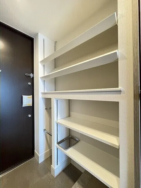 Stylio Kamata West - Interior - ["Wood", "Flooring", "Shelving"]