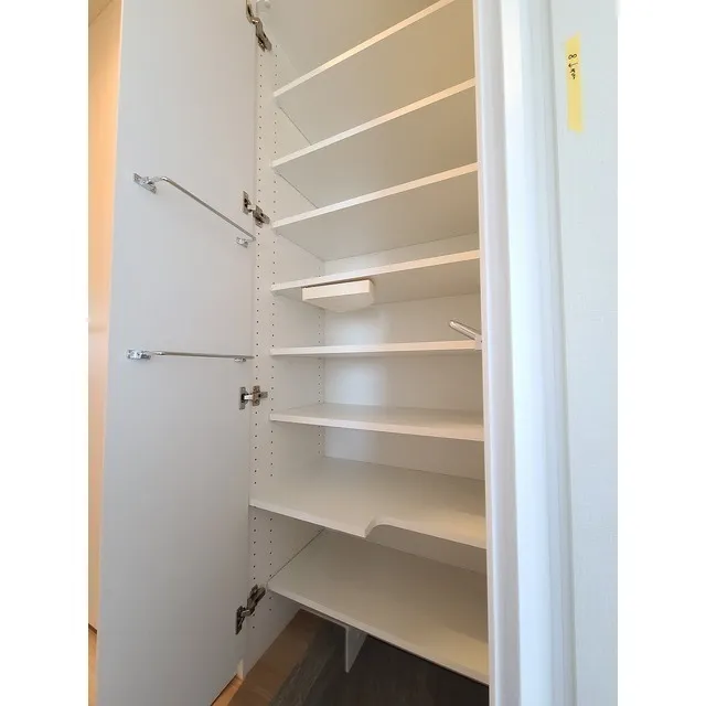 Comforia Higashioi II - Interior - ["Fixture", "Wood", "Shelf"]