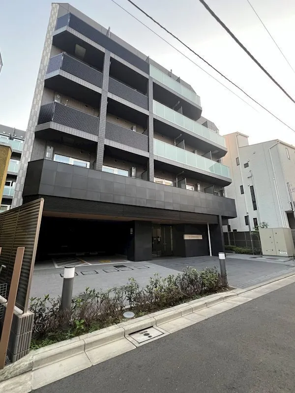 Sejori Ikebukuro Honcho - Exterior - ["Brutalist architecture", "Daylighting"]