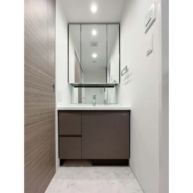 Zinnia Asakusa - Interior - ["Mirror", "Bathroom cabinet", "Cabinetry"]