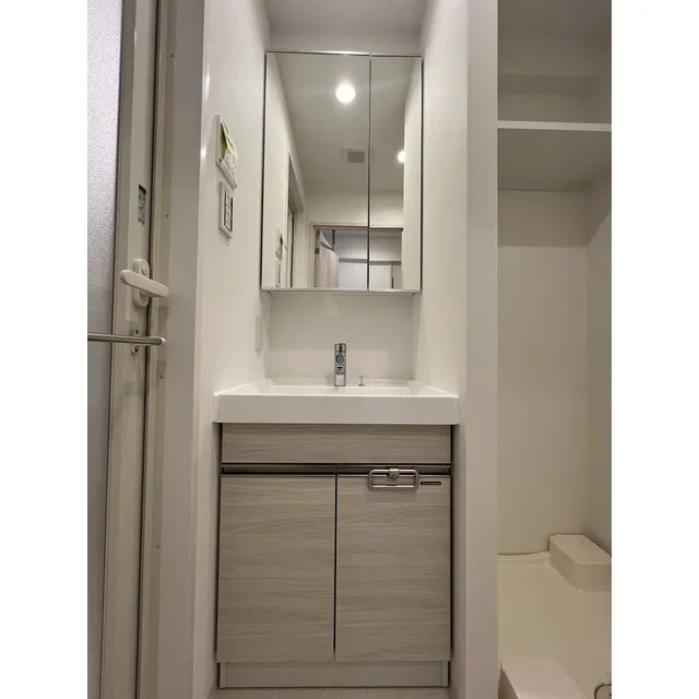 Comforia Live Kiba - Interior - ["Mirror", "Tap", "Bathroom cabinet"]