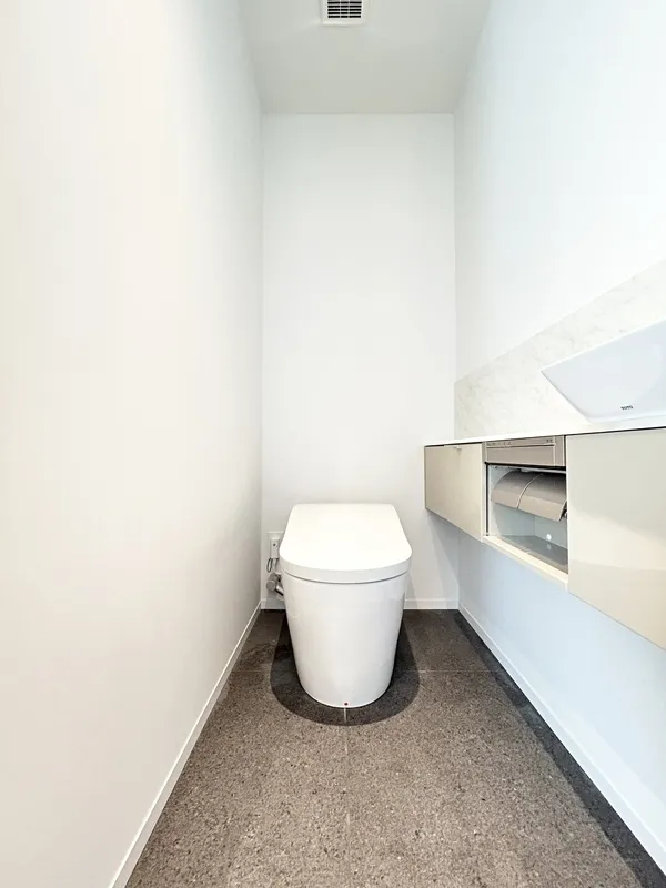 THE GRANHAUS HANEGI BLACK - Interior - ["Toilet seat", "Flooring", "Floor"]