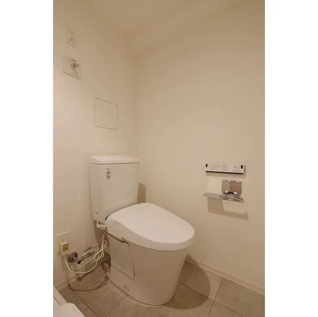 Zinnia Fudomae - Interior - ["Plumbing fixture", "Toilet seat", "Toilet"]