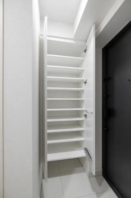 BRICK RESIDENCE Minamiaoyama - Interior - ["Fixture", "Wood", "Building"]