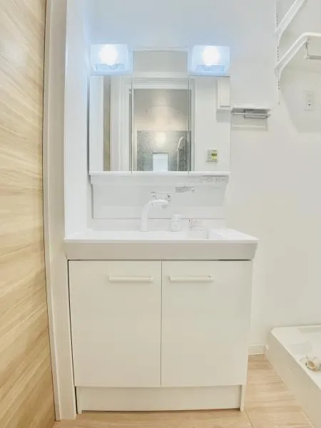 KOMFORTA Shin-Nakano - Interior - ["Mirror", "Property", "Cabinetry"]
