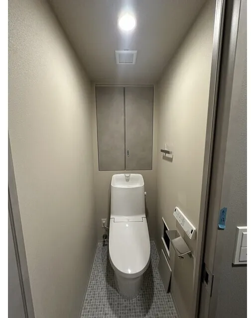 Baus Flats Kuramae - Interior - ["Flooring", "Toilet seat", "Toilet"]